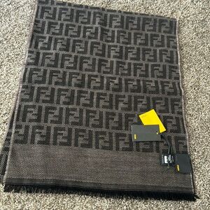 Fendi Ff Logo Wool Scarf in dark brown reversible